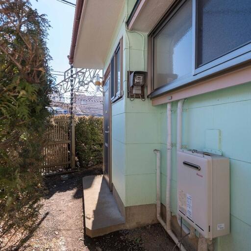 エメラルド色の外壁 手入れされている建物まわり