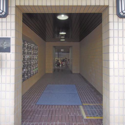 マンション三幸の入口 建物共用部分へのアプローチ