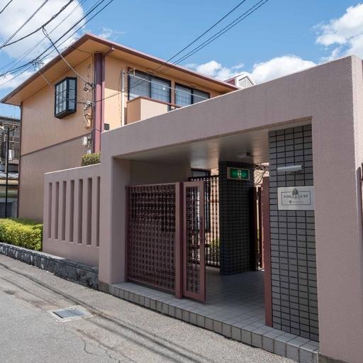 建物敷地入口 入口ゲートがあるセキュリティーに配慮した建物