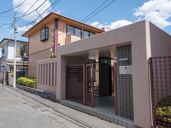建物敷地入口 入口ゲートがあるセキュリティーに配慮した建物