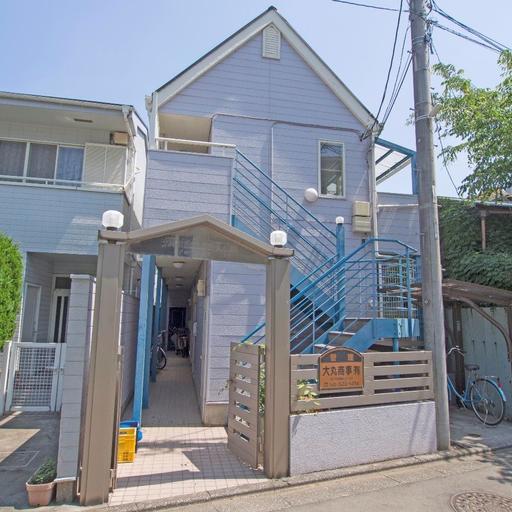 しっかりと陽射しの届く建物 三角屋根が特徴の2階建てアパート