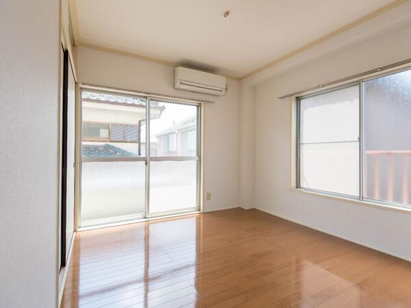 4.5帖の洋室 角部屋の特徴を活かした2面採光
