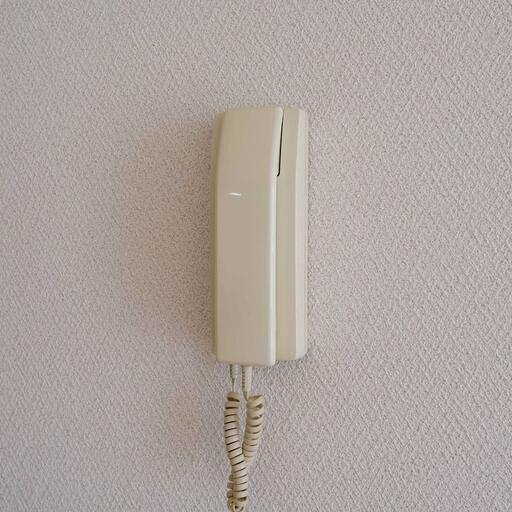 インターホン受話器(LDKに設置) 玄関まで行かなくても来訪者と話ができる