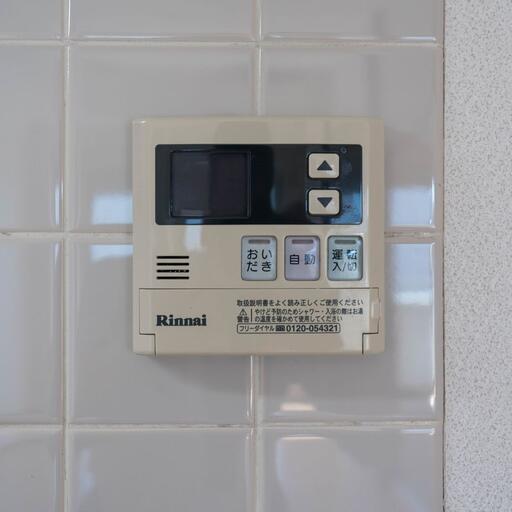 キッチン横の給湯リモコン 温度設定やお風呂の準備も可能
