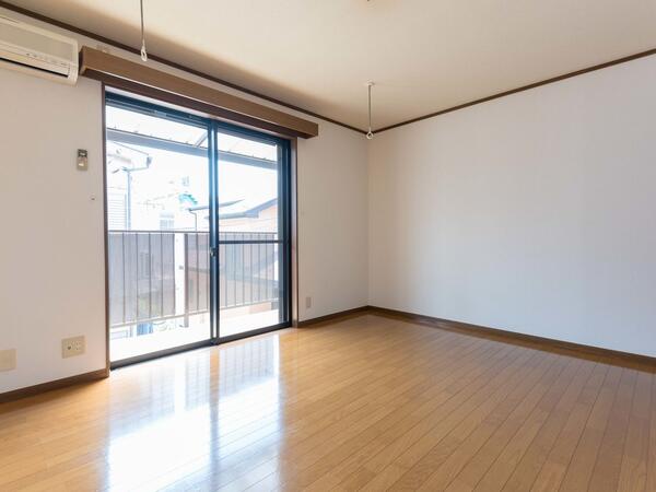 東向きの洋室 朝陽の入る明るいお部屋