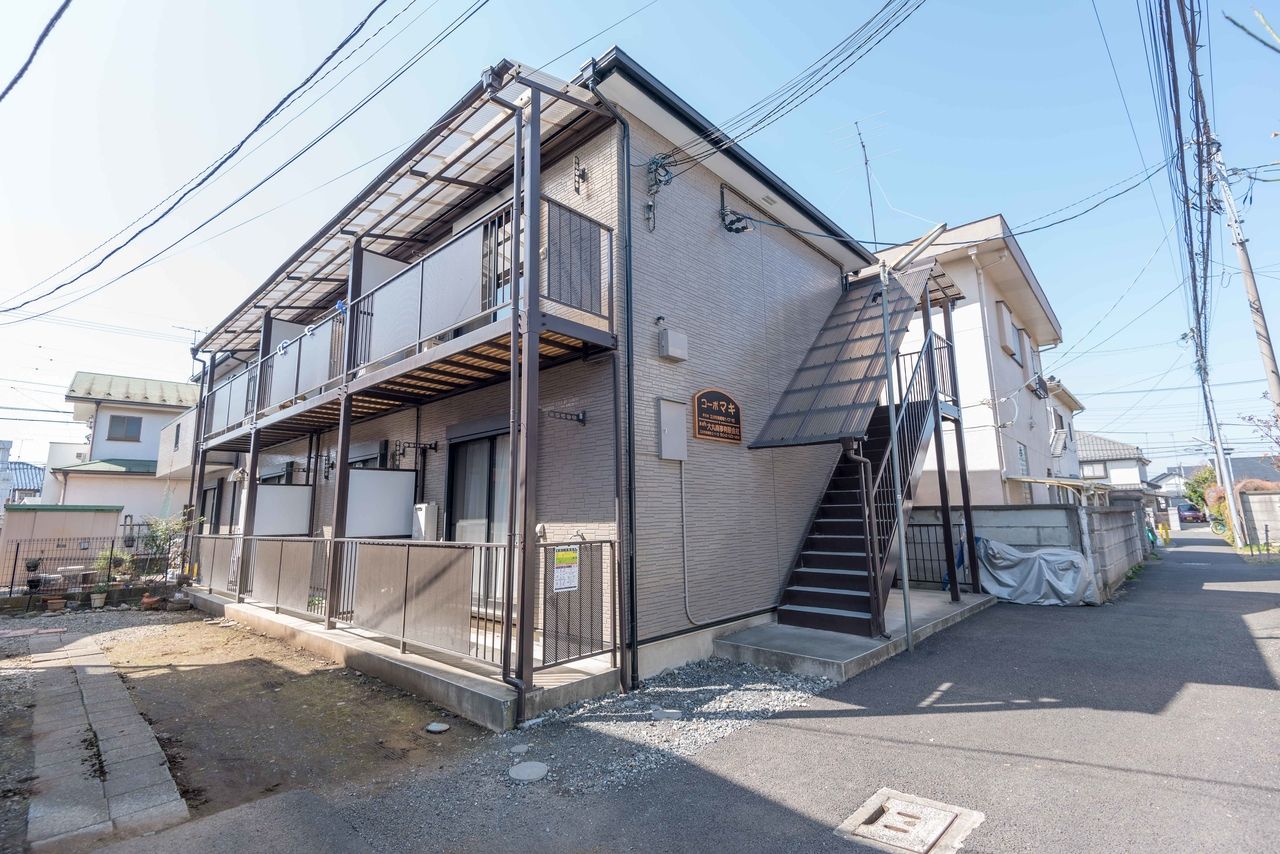 コーポマキ 落ち着いた住宅街に立地した建物