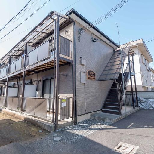 コーポマキ 落ち着いた住宅街に立地した建物