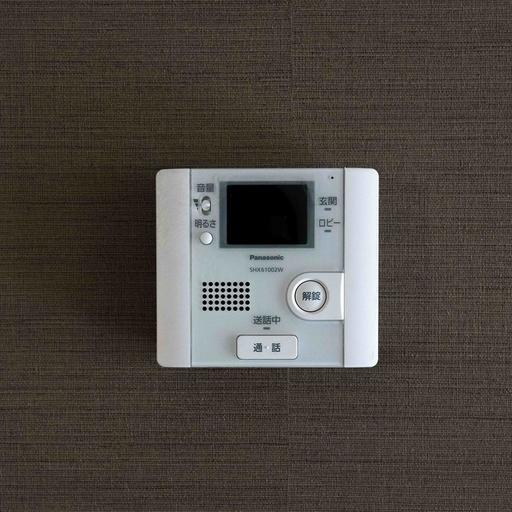 室内のインターホン受話器 オートロックの操作盤も兼ねてます