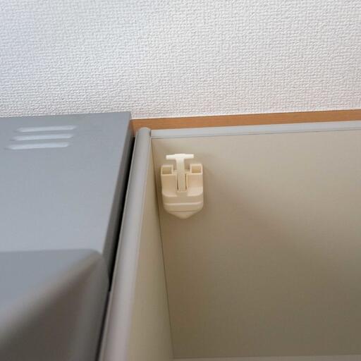 キッチン上棚の耐震ラッチ 地震時、収納物の飛び出しを防止してくれます