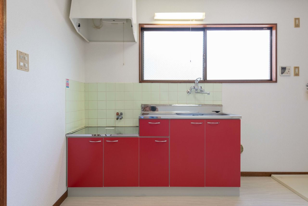 白基調のお部屋に映える赤いキッチン