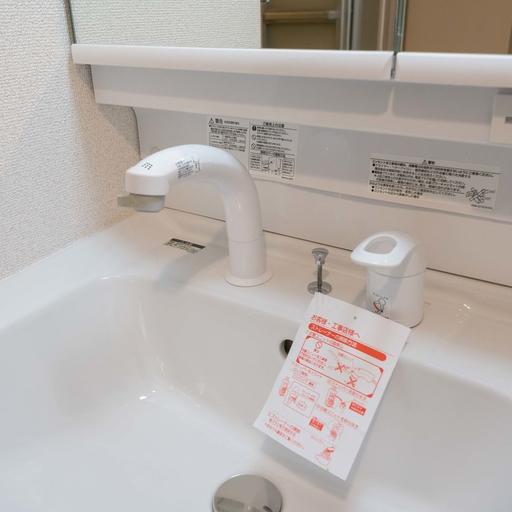 洗面水栓は便利なシャワー付き ヘッドの高さが変えられるリフトアップ機構付き