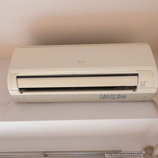 リビング設置のエアコン 三菱電機、形名:MSZ-SV28R-W(2005年製)