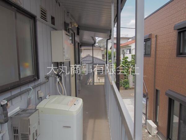 正和荘 共用廊下 洗濯機置場を兼ねた共用廊下