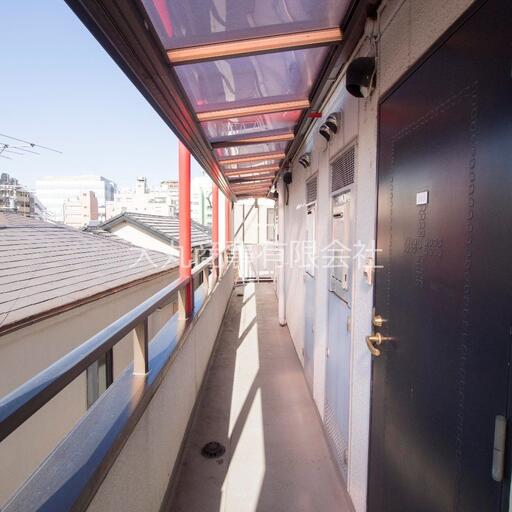 建物共用廊下 手入れの行き届いている共用部