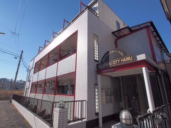 アカンサスシティハイム 外観 中央線の線路沿いに建つマンション