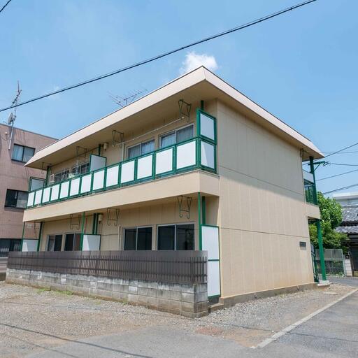 アイビーハウス 外観 手前砂利部分は駐車場