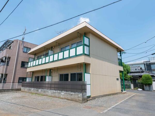 アイビーハウス 外観 手前砂利部分は駐車場