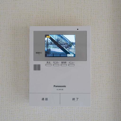 室内のインターホン受話器 モニター付きで来訪者を確認可能