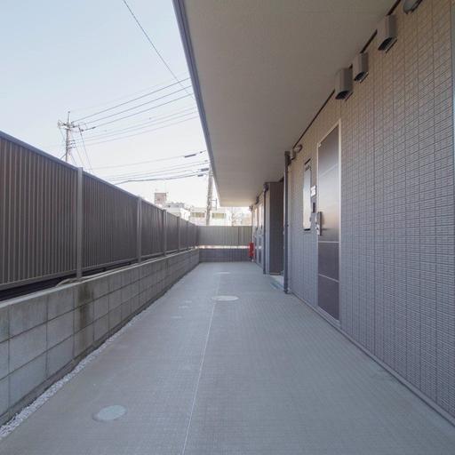 1階 共用廊下 スッキリと整えられた共用廊下