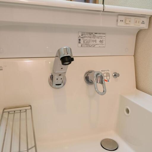 汚れの着きづらい洗面水栓 水栓まわりが汚れにくい壁付け水栓
