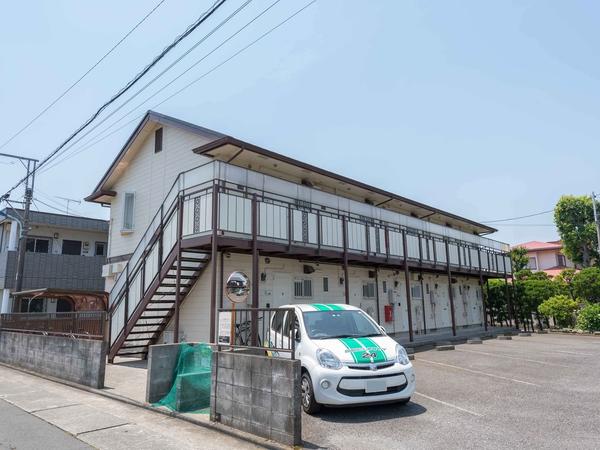 ミルキーウェイ外観 敷地内駐車場のある1階建て単身向けアパート