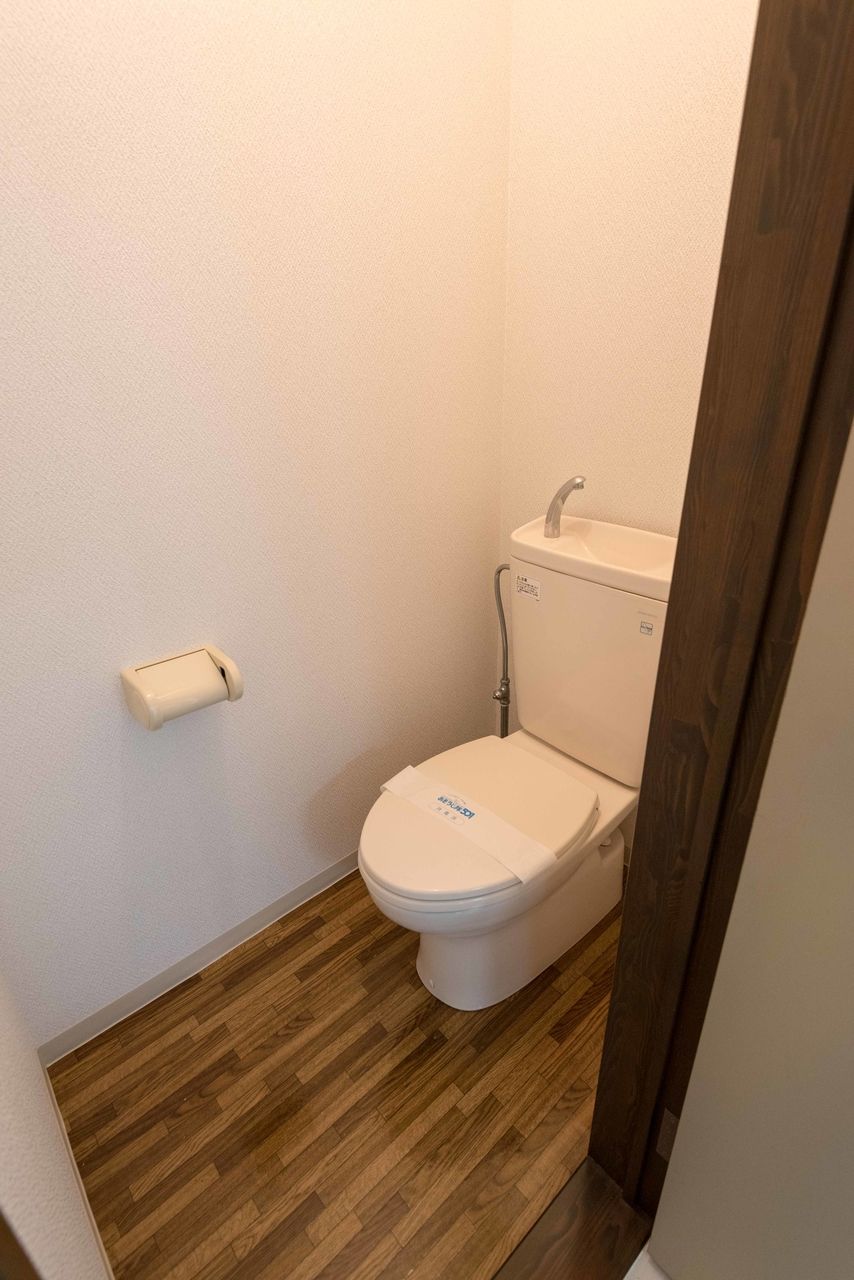 温水洗浄便座用のコンセントのあるトイレ