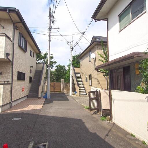 フォレスト前面道路 周辺は落ち着いた住宅街