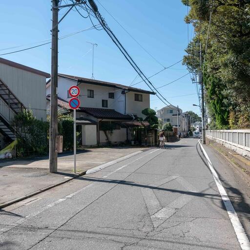 諏訪通り(生活道路)に面して出し入れもしやすい