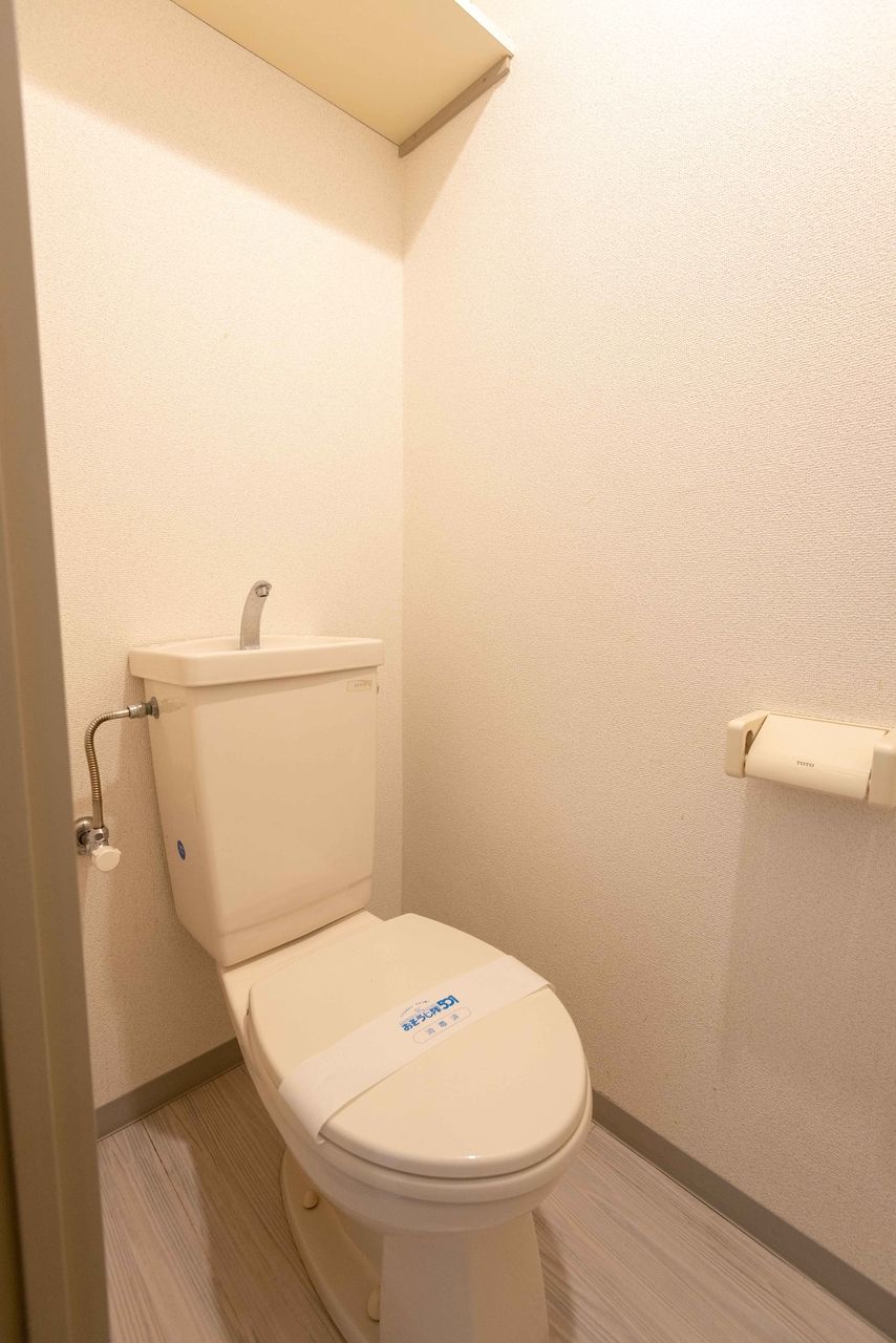 上棚と温水洗浄便座用のコンセントのあるトイレ