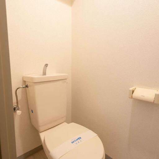 トイレ 上棚と温水洗浄便座用のコンセントのあるトイレ