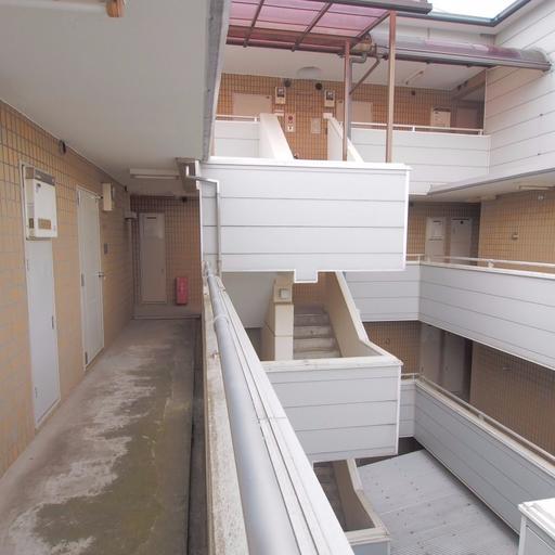 共用部 コの字型の建物配置