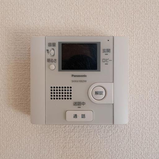室内のインターホン受話器 オートロックの解錠操作盤も兼ねた受話器