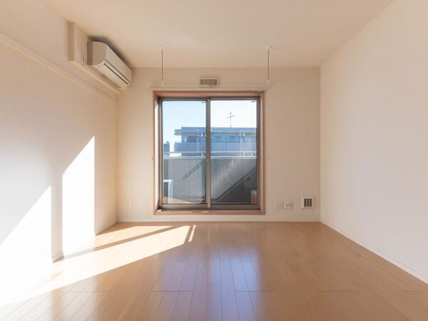 8帖の洋室 東向きで朝陽の入る明るいお部屋