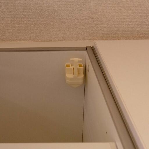 キッチン上棚の耐震ラッチ いざというときも収納物の飛び出しを防いでくれます