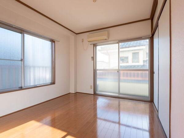 明るい2面採光 暖かな陽射しを感じられるお部屋