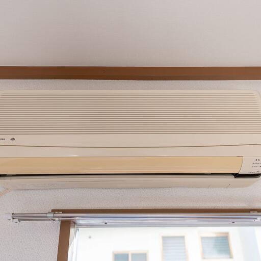 エアコン(4.5帖の居室に設置) 東芝製(形名:RAS-2252ASV、2002年製)