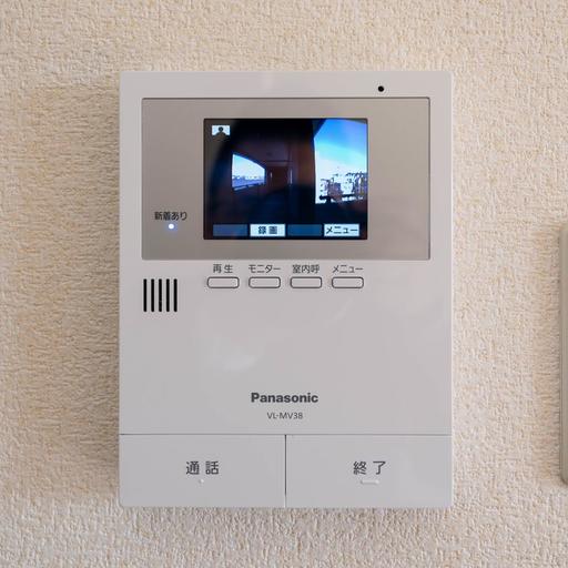室内のインターホン受話器 モニター付きで来訪者の録画も可能