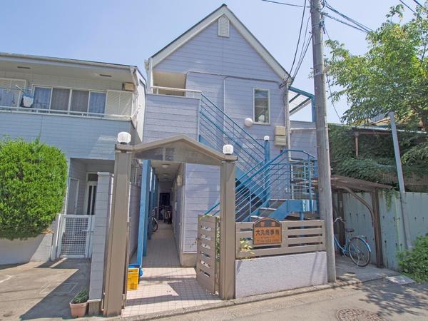 しっかりと陽射しの届く建物 三角屋根が特徴の2階建てアパート