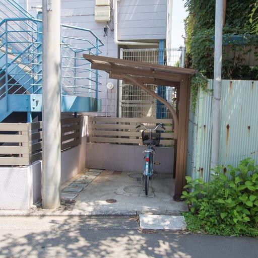 自転車置場 屋根のある自転車置場で雨露から自転車を守ります