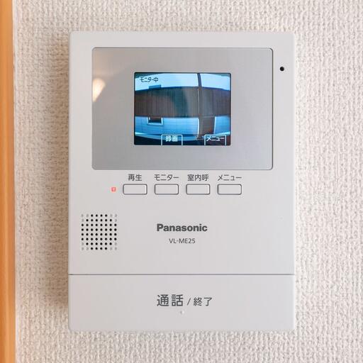 室内のインターホン受話器 来訪者の顔を確認できて安心