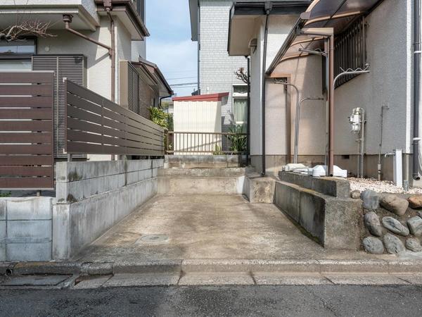 敷地内駐車場 小型車までは駐車可能