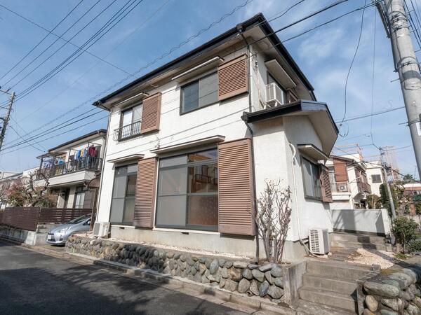 周辺は静かな住宅街 前面道路の交通量は少なく静か