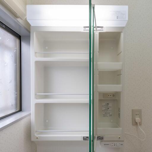 洗面キャビネット 鏡裏には収納たっぷり