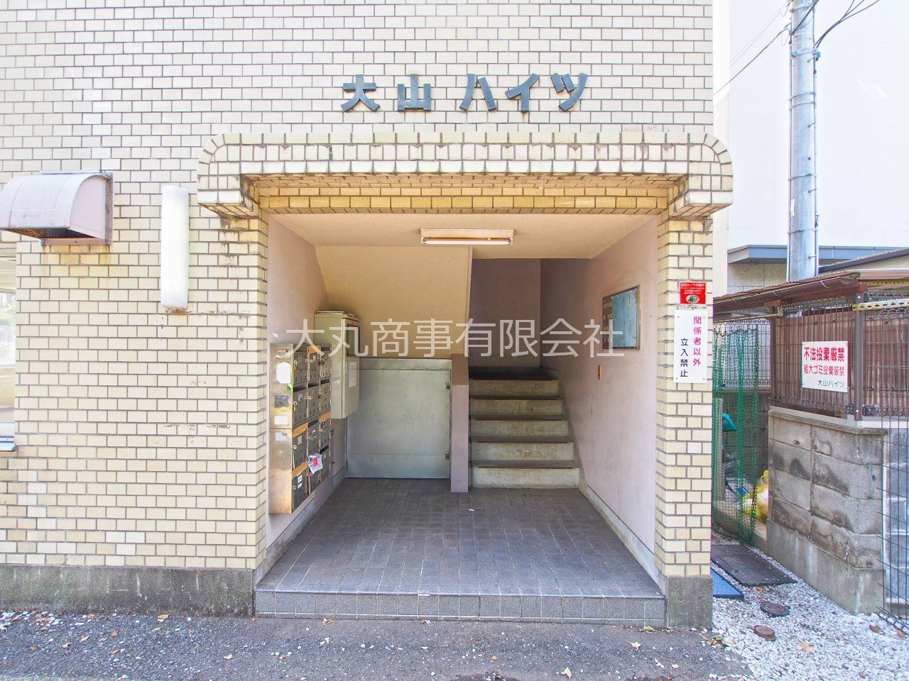 エントランス 落ち着いた雰囲気で迎えてくれます
