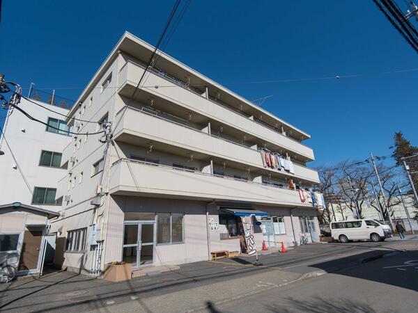 大山ハイツ 外観 東向き。東面は道路で陽当り良好。