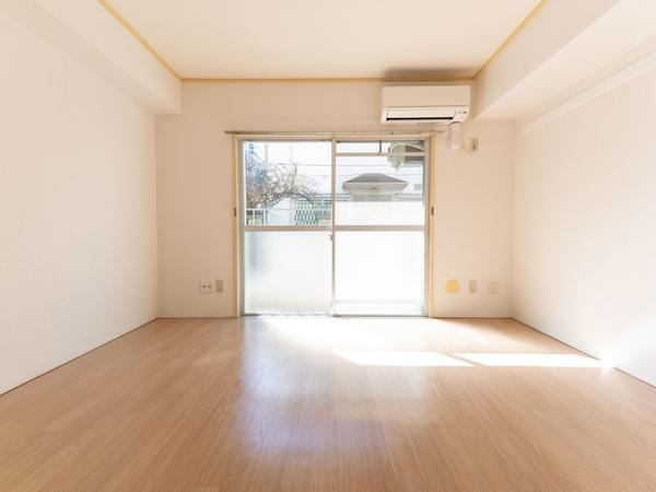南面の6帖洋室 陽射しのたっぷり入る明るい洋室
