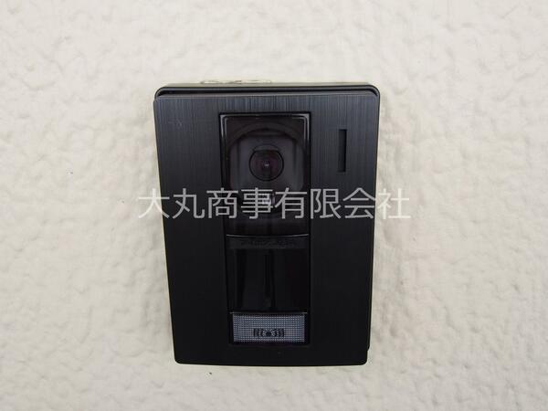 カメラ付インターホン ドアを開けることなく来訪者の確認ができます