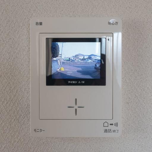 室内のインターホン受話器 モニター付きで来訪者の姿を確認可能