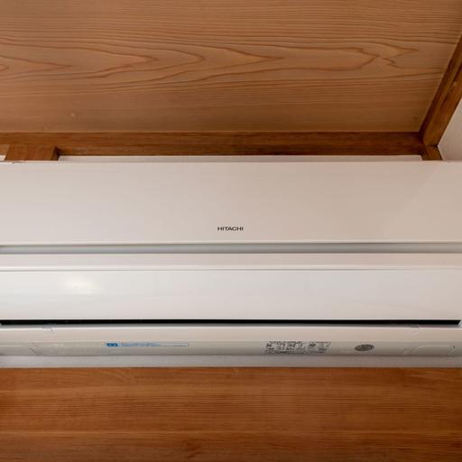 DK隣の和室のエアコン(日立製) 形式:RAS-KJ28B(W)、2012年製