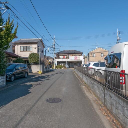安西荘の前面道路 車の出入りもしやすい幅員のある道路